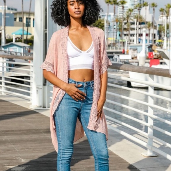 Scalloped lace kimonos - Picture 3 of 6